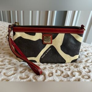 Dooney & Bourke Black and Cream 
Geometric Clutch Women’s